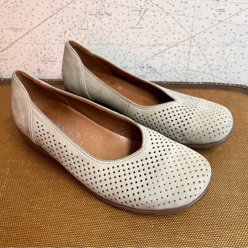 EUC! ARA Women’s US 7 Nubuck Leather Perforated Ballet Flat Slip-On Suede